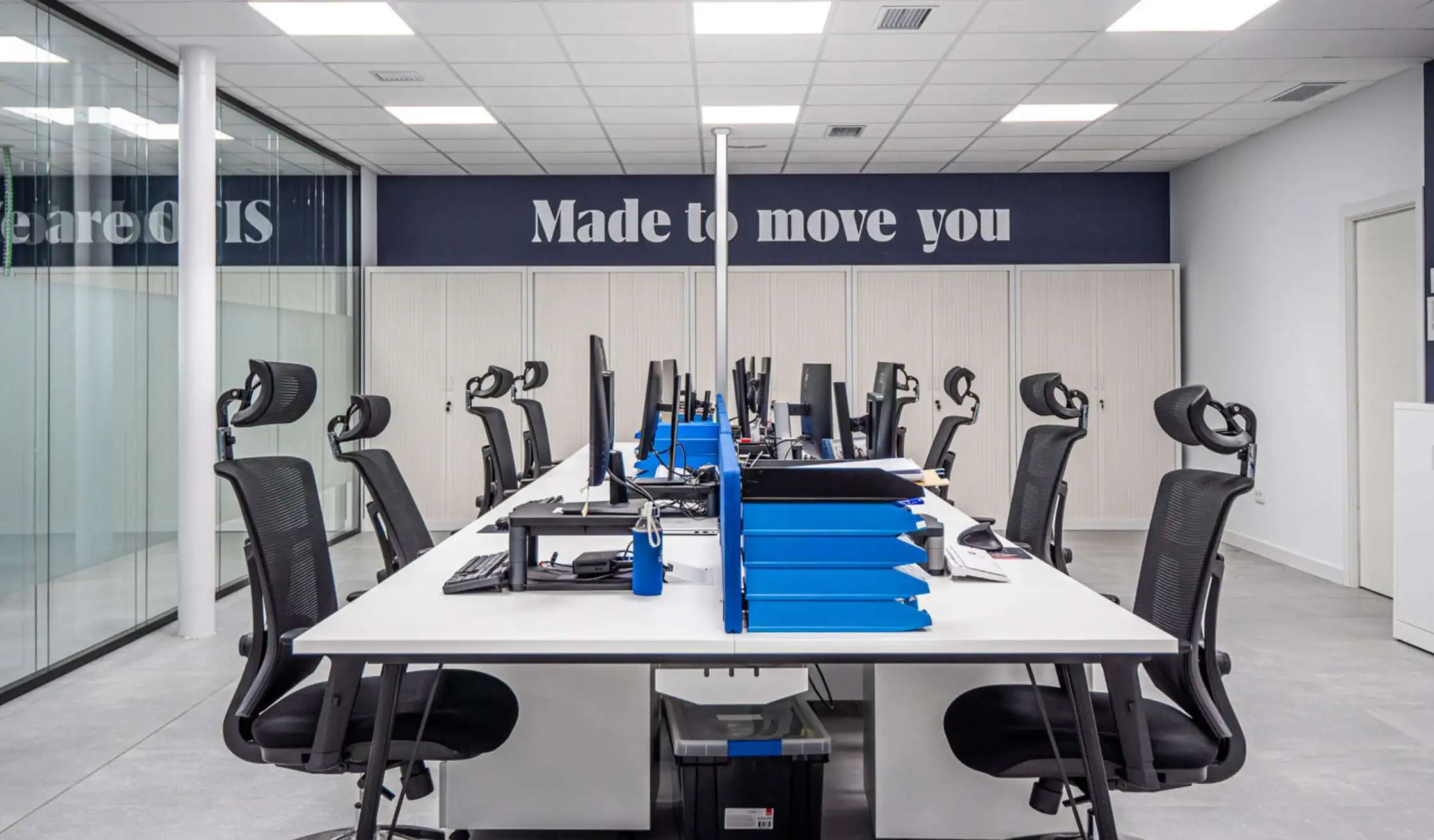 Espacio de trabajo con puestos operativos y mobiliario ergonómico
