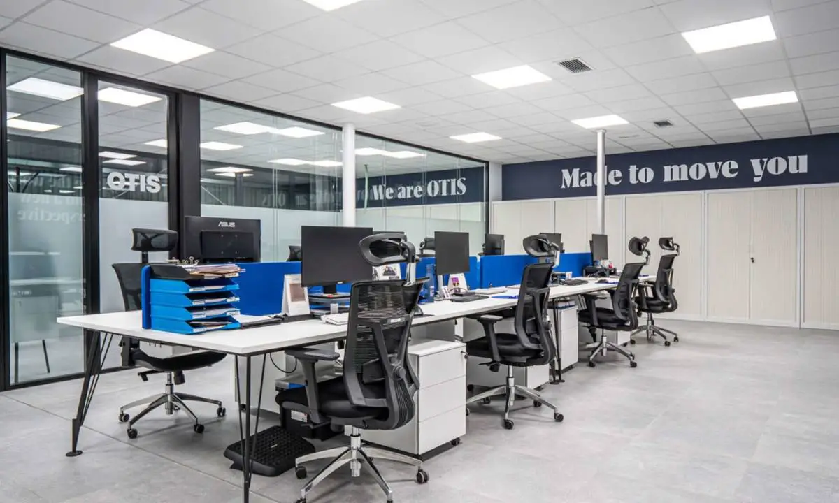Zona de trabajo open space con mobiliario de oficina