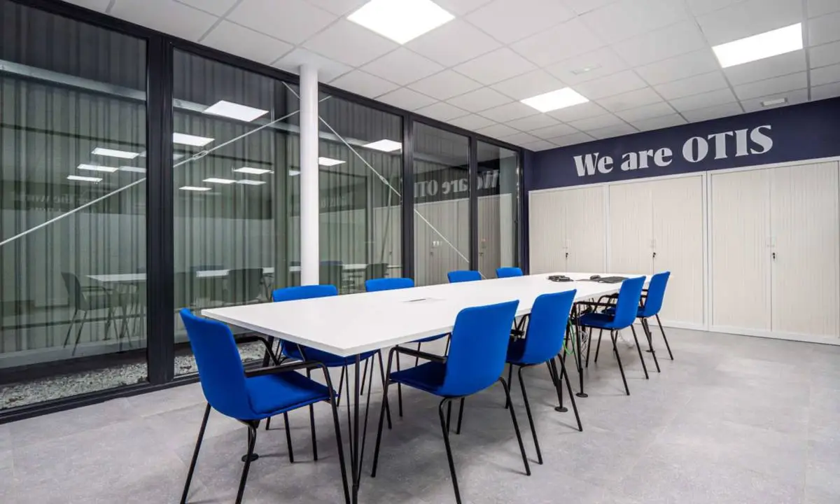 Sala de reuniones para empleados en oficina funcional blanca y azul