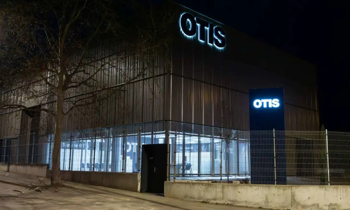 Exterior de oficina iluminada de noche