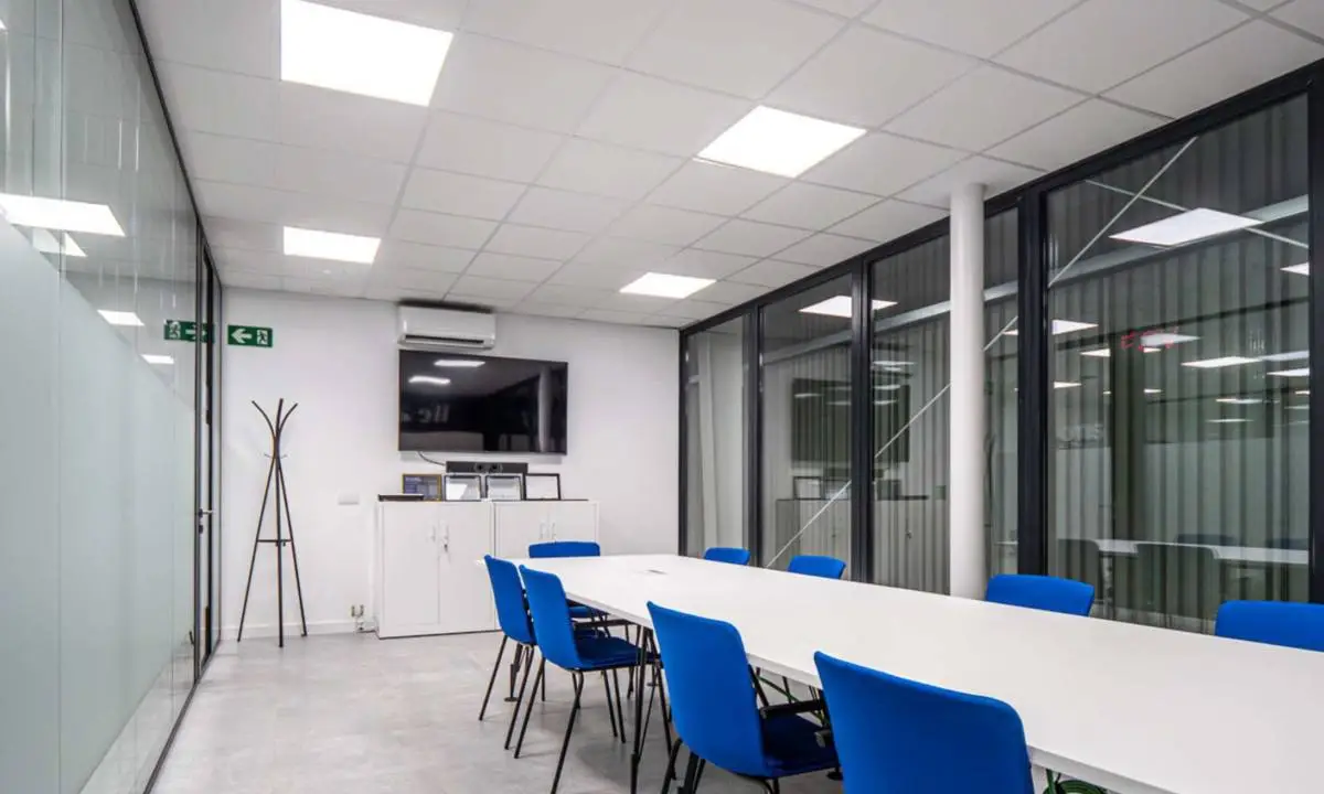 Sala de reuniones con soluciones audiovisuales en oficina