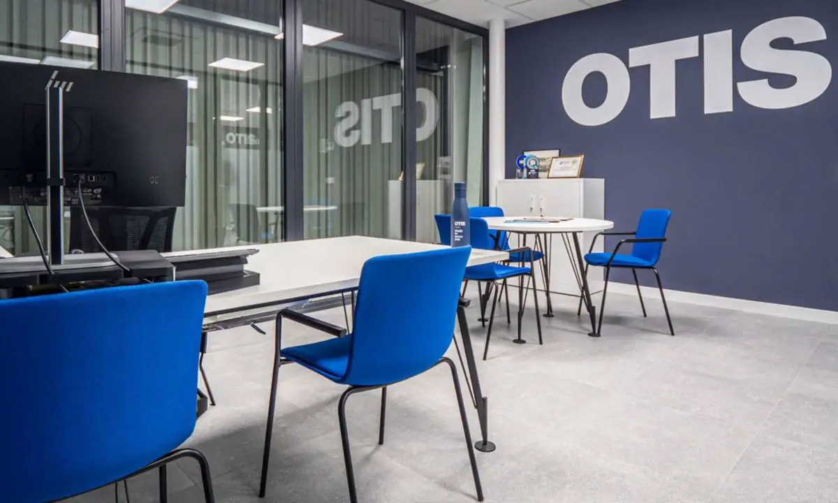 Zona de despacho de dirección con mobiliario de oficina en espacio de trabajo