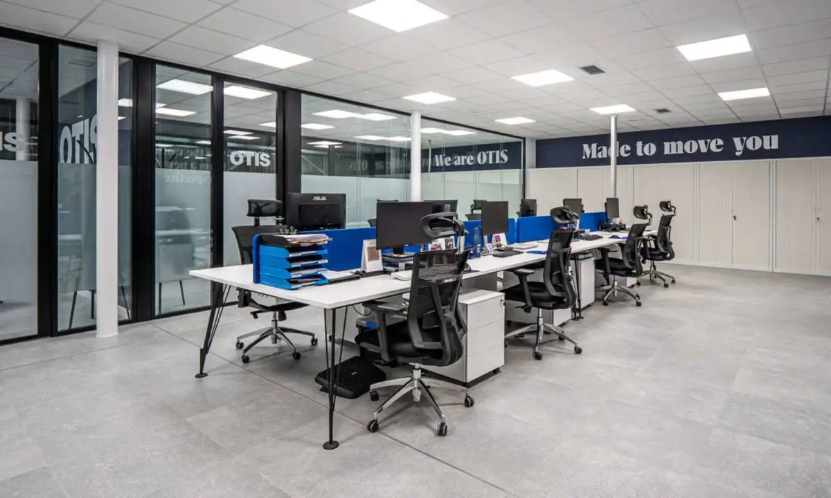 Espacio de trabajo con puestos operativos y proyecto de mobiliario para empresas