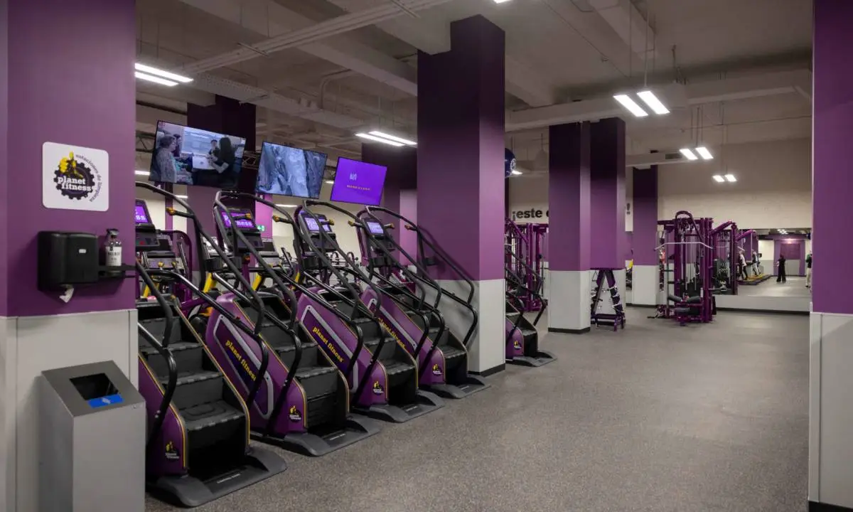 Espacio deportivo nuevo en Madrid con trabajos de obra y construcción