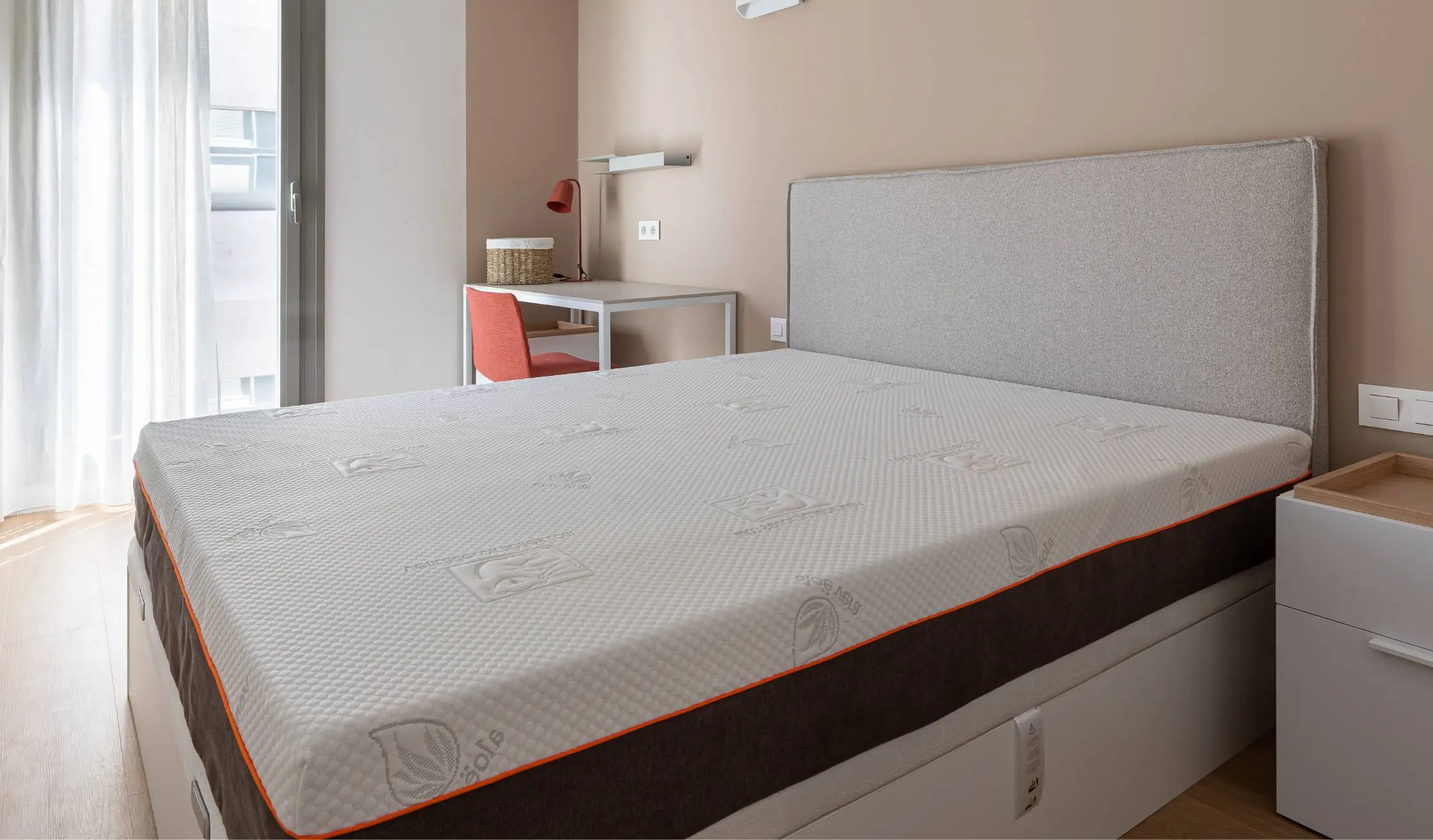 Habitación doble en edificio compartido en madrid