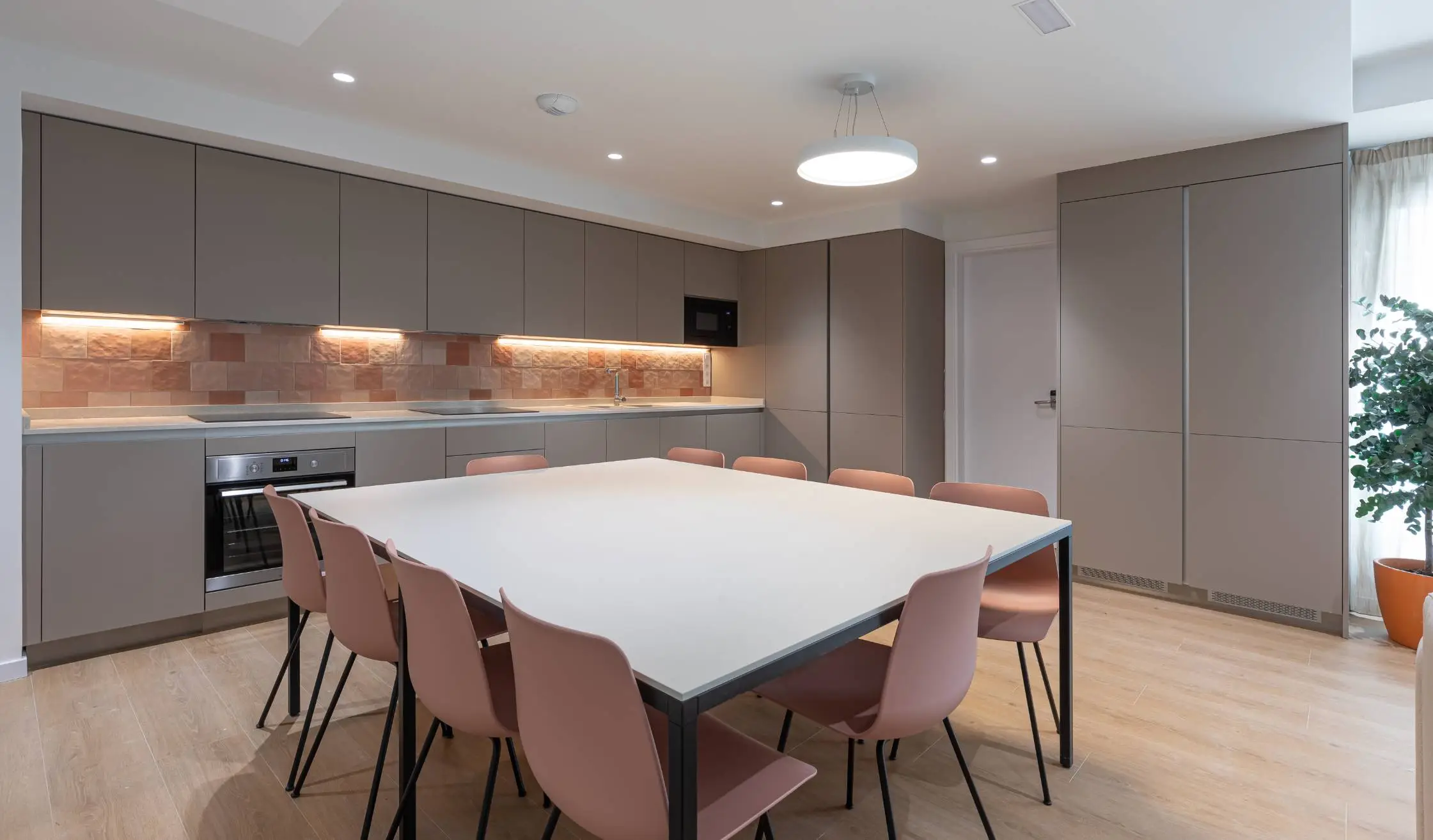Espacio de comedor y office en edificio Coliving en Madrid