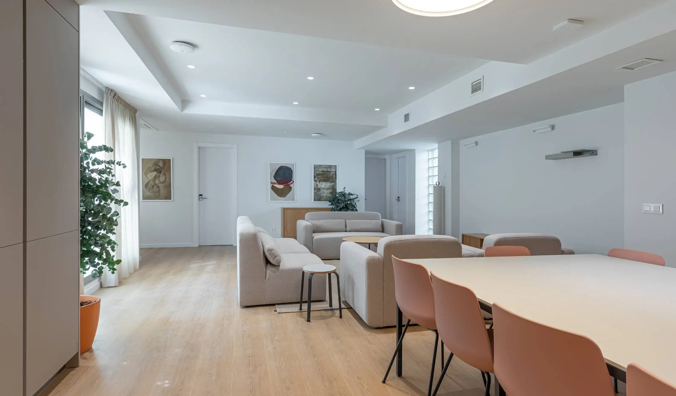 Sala de descanso común con equipamiento estándar