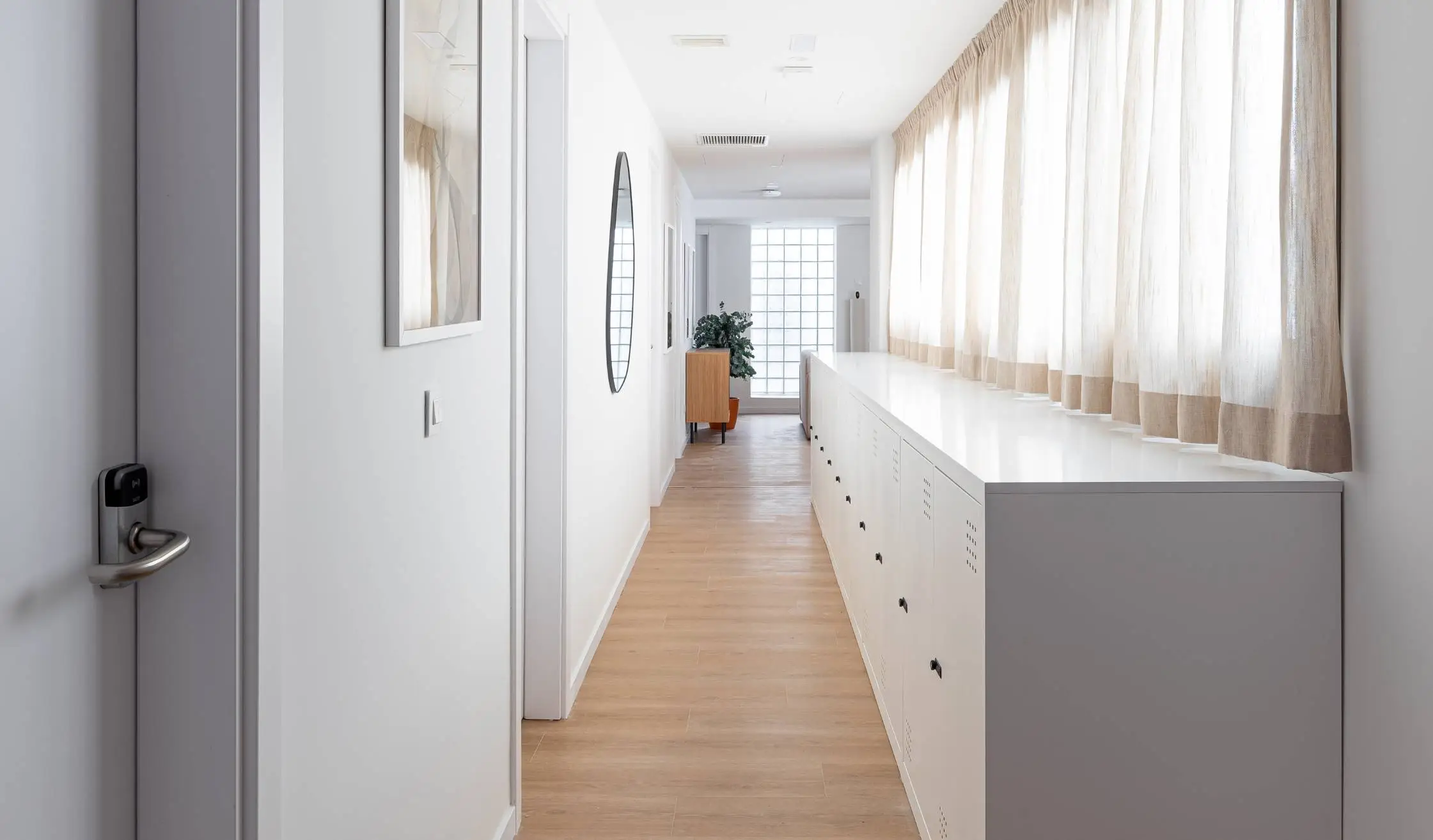 Pasillo de espacio Flex Living en tonos madera y blancos