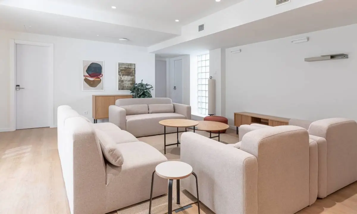 Mobiliario para espacio de descanso común en edificio Coliving en Madrid