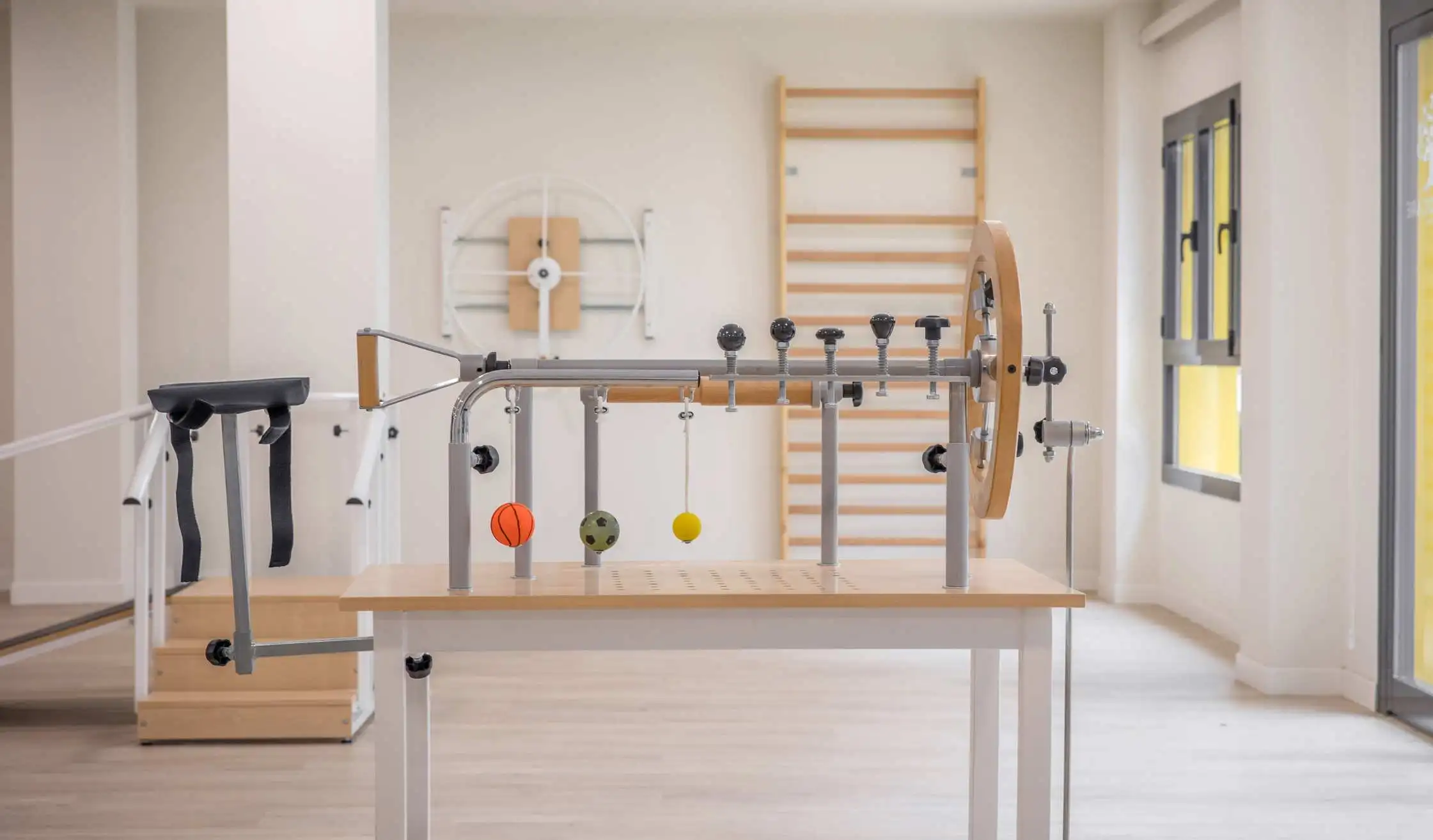 Máquinas de rehabilitación y gimnasio para residencia de mayores