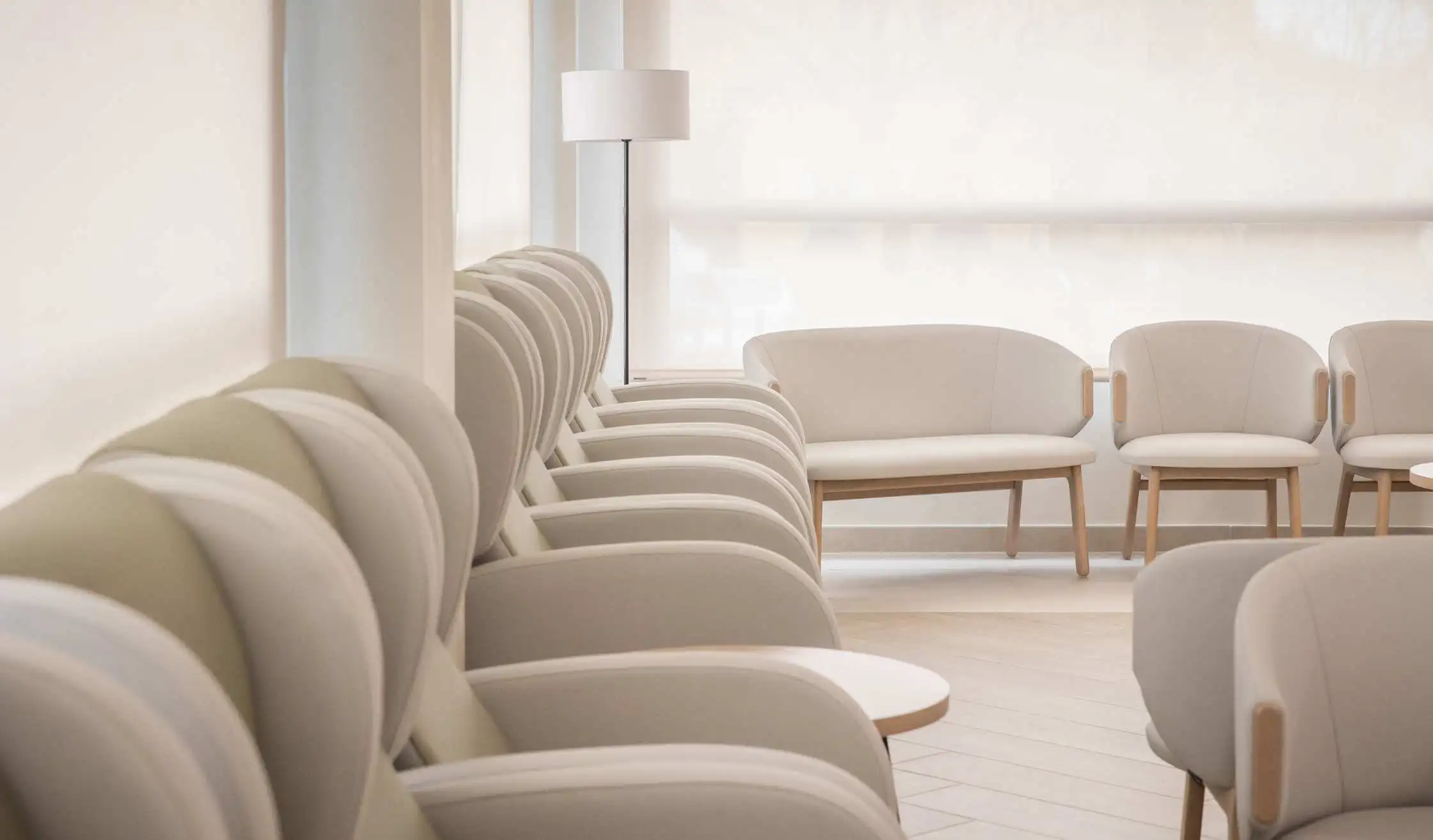 Sala de estar con butacas color crema y beige