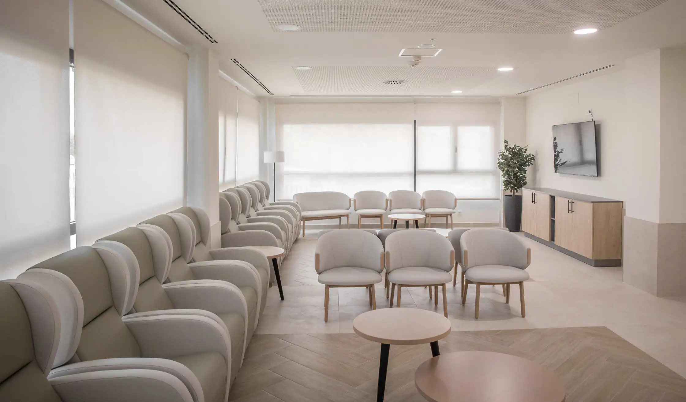 Butacas y sillones en sala de estar de residencia de mayores