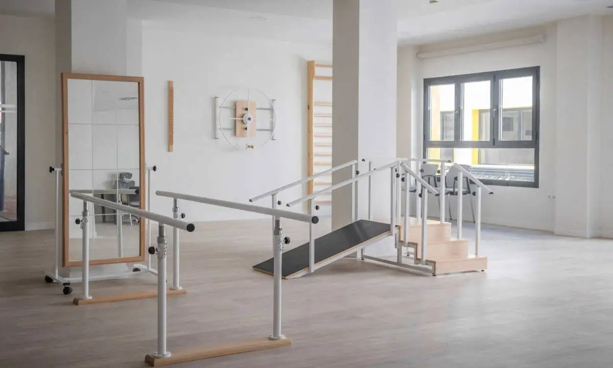Sala de rehabilitación y gimnasio en centro de mayores