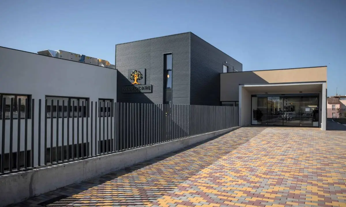Fachada exterior de residencia de mayores en Sevilla