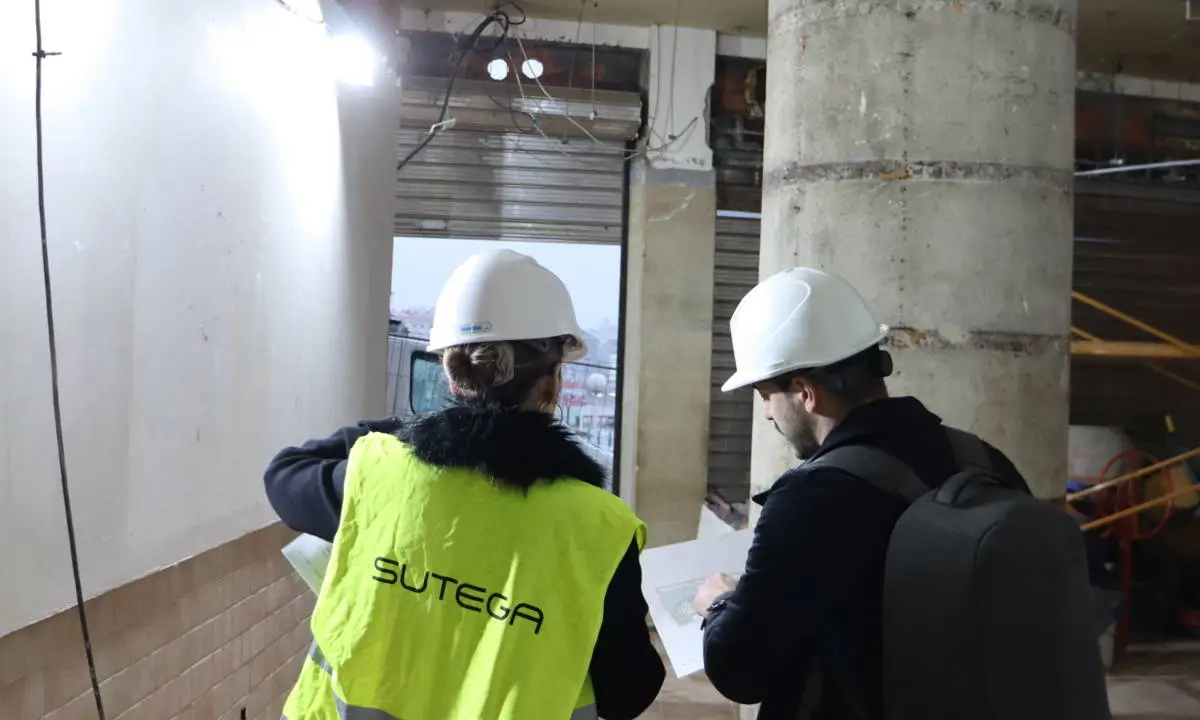 Equipo de obra de Sutega en reforma de oficina