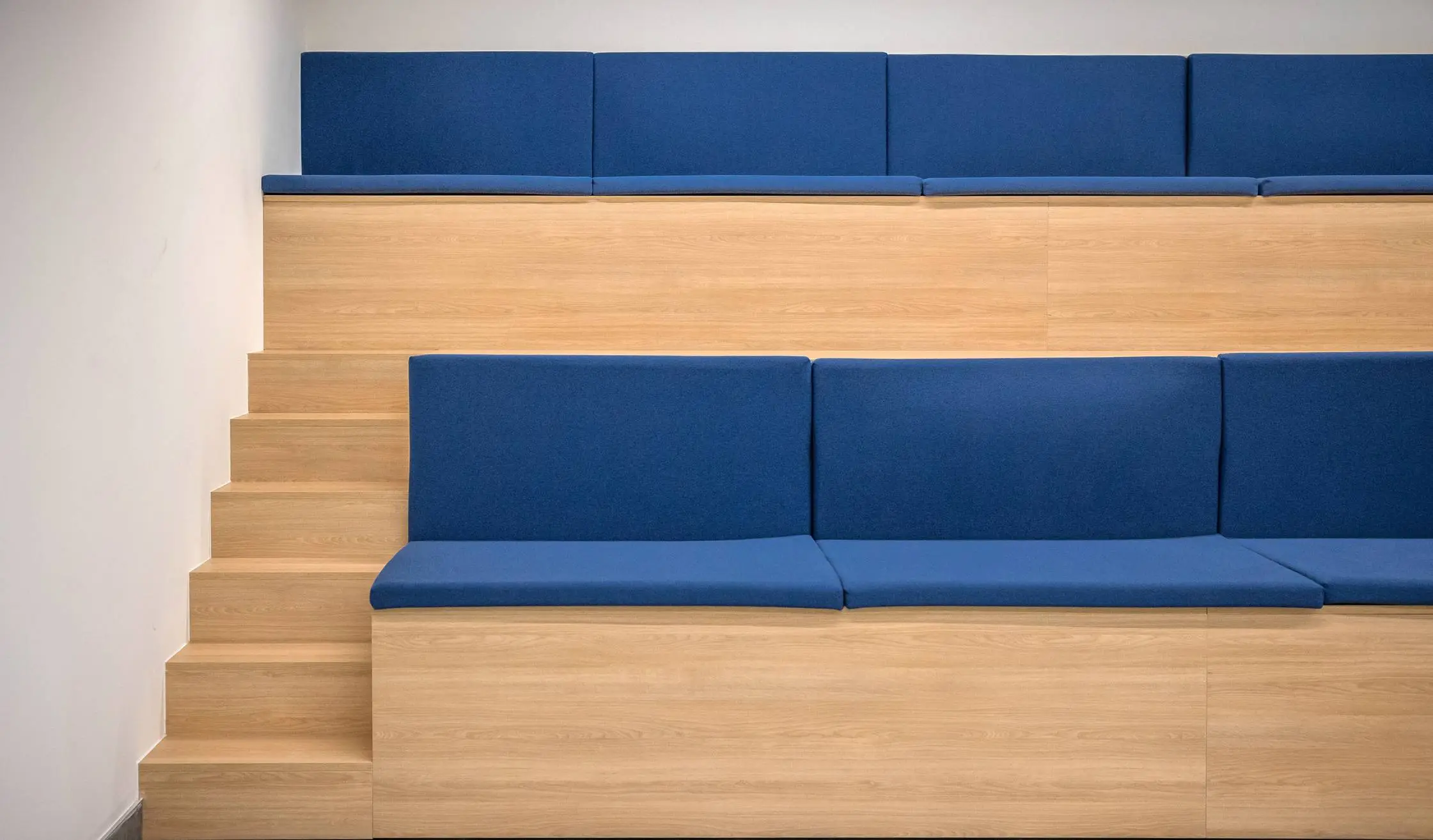 Gradas de madera fabricadas a medida con cojines azules