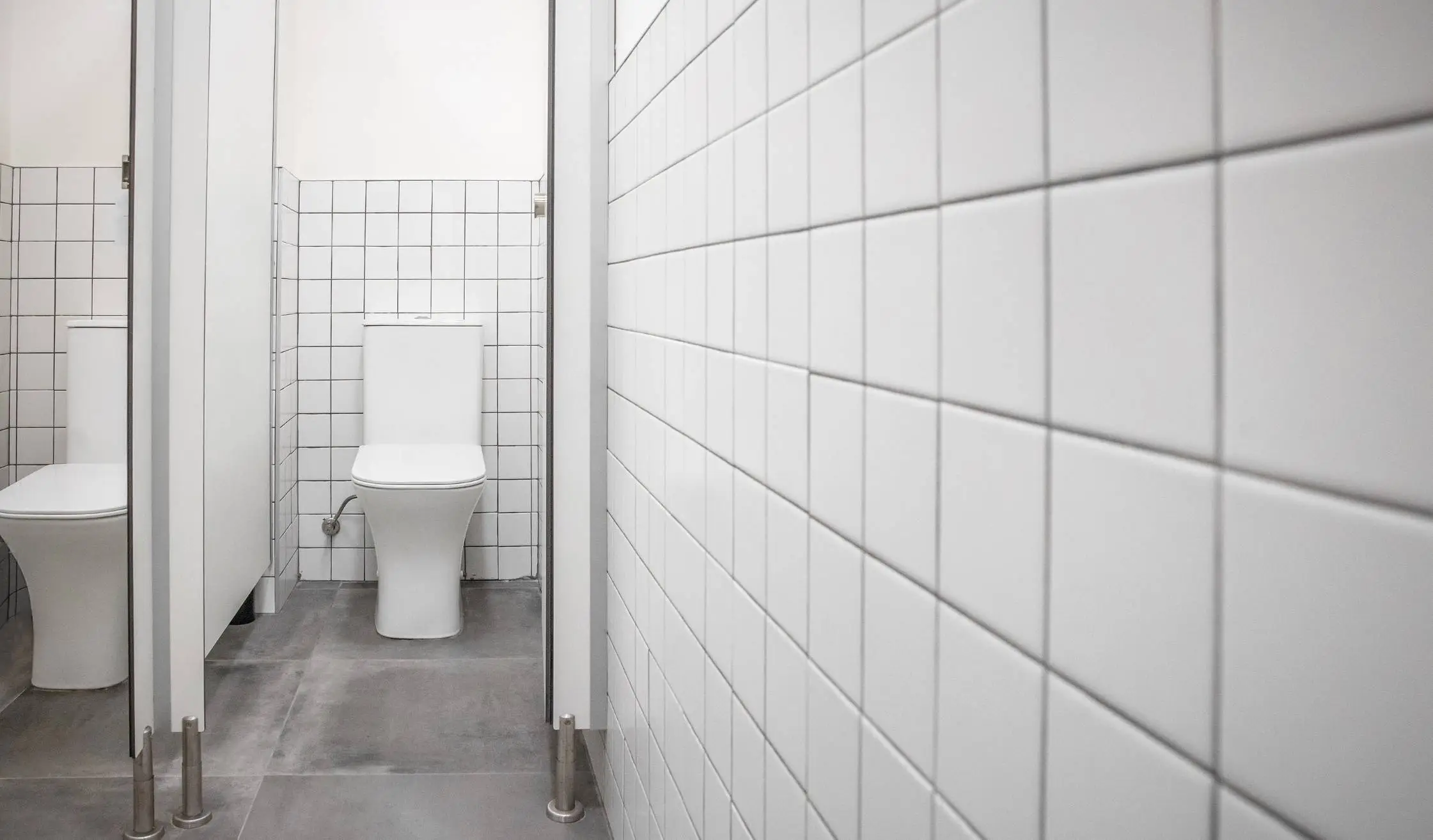 Aseo común con piezas sanitarias y alicatado blanco
