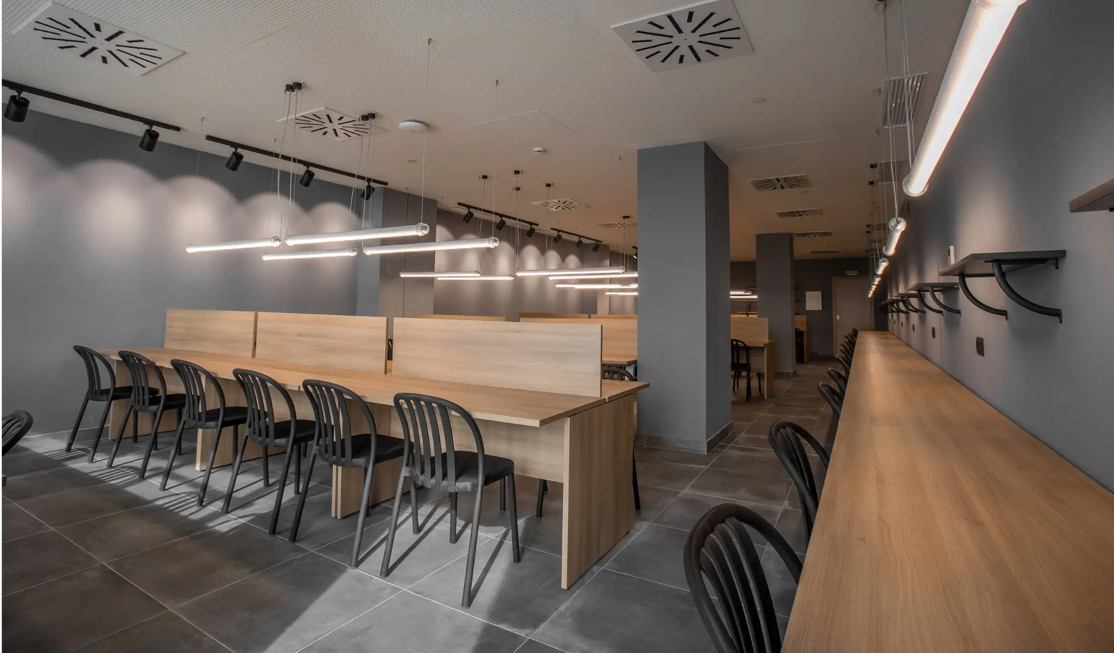 Mesas de gran formato fabricadas en madera para estudio