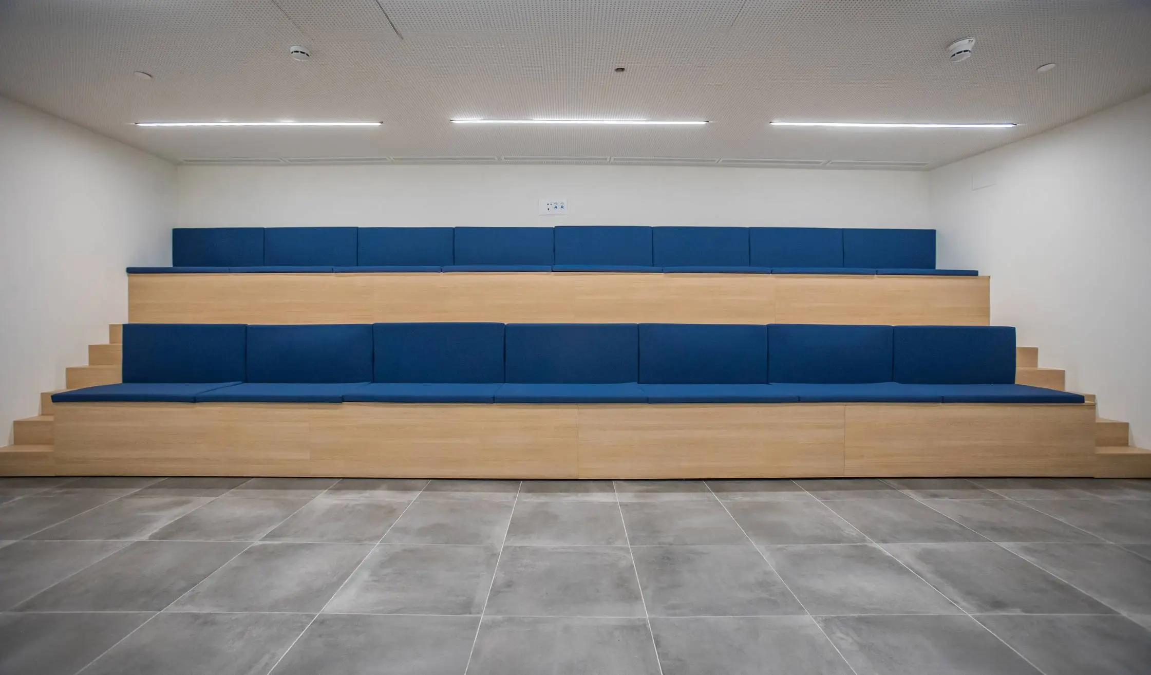 Gradas en sala de cine en residencia de estudiantes