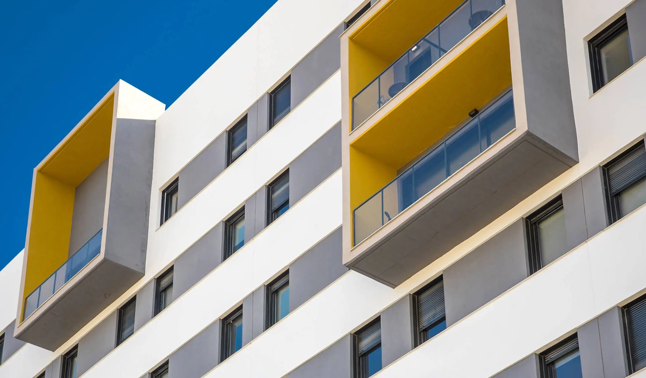 Detalle de fachada de edificio reformado en Sevilla