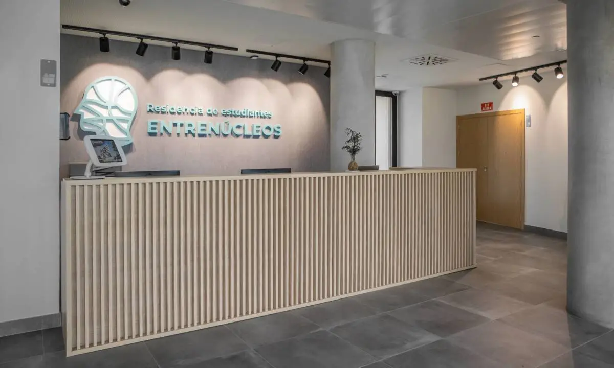 Recepción de bienvenida con mostrador a medida