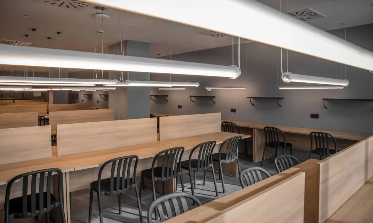 Sala de estudio con mesas a medida y sillas estándar