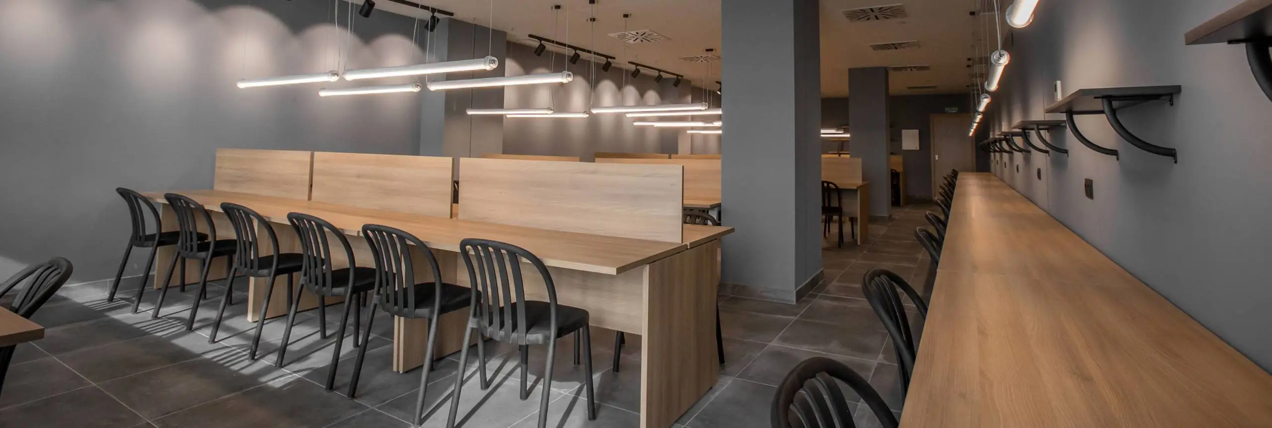 Sala de estudio con mobiliario a medida en residencia de estudiantes