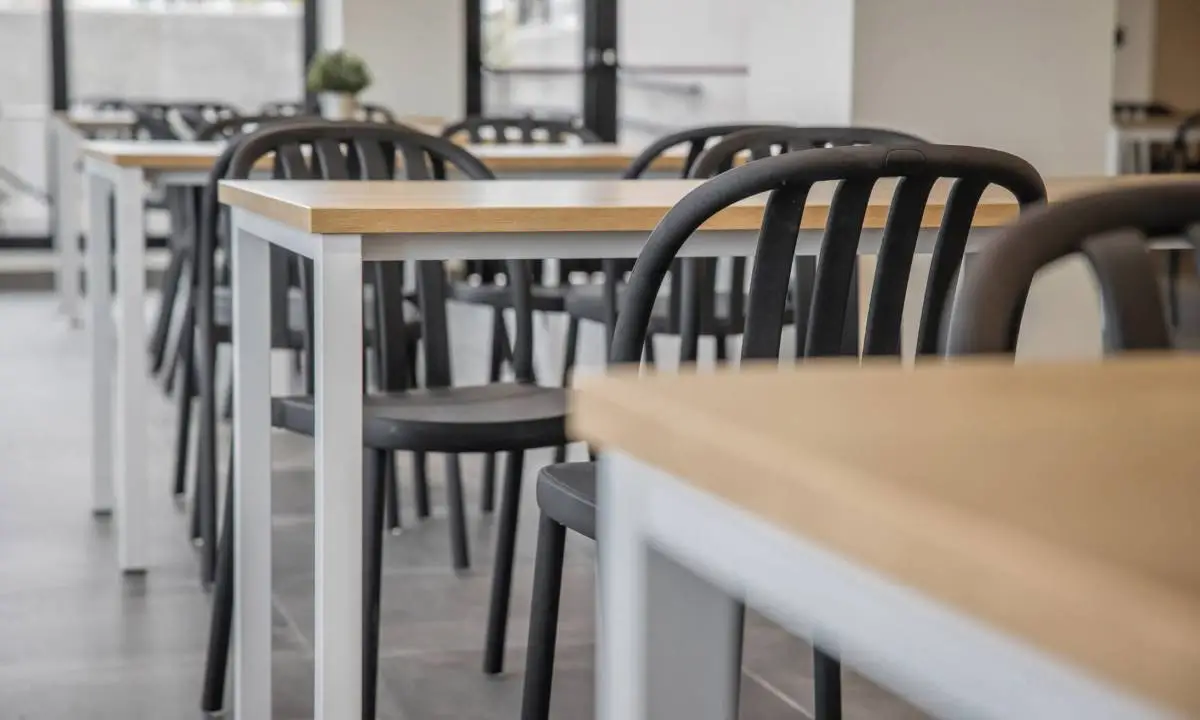Sillas y mesas de zona de comedor y cantina de residencia de estudiantes