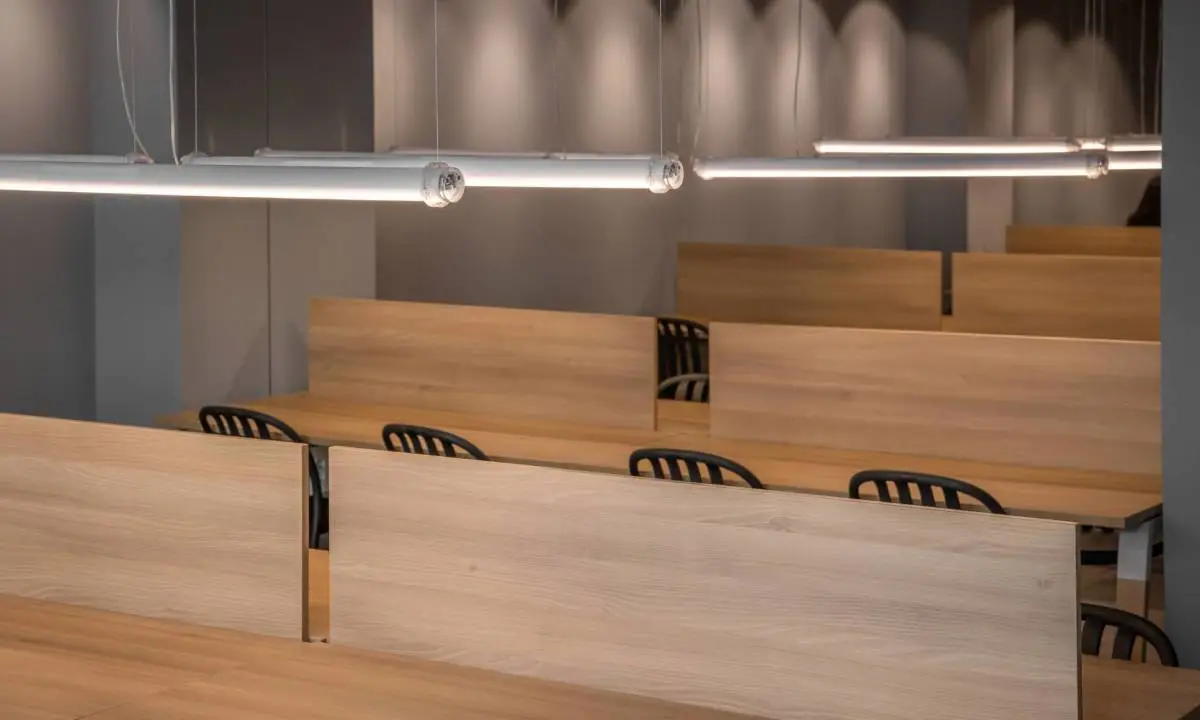 Detalle de mobiliario de madera diseñado y fabricado a medida en taller de carpintería