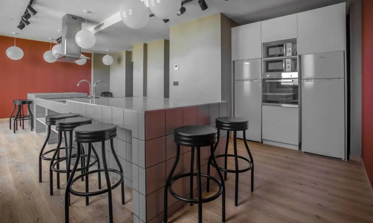 Zona lounge compartida con cocina común para estudiantes