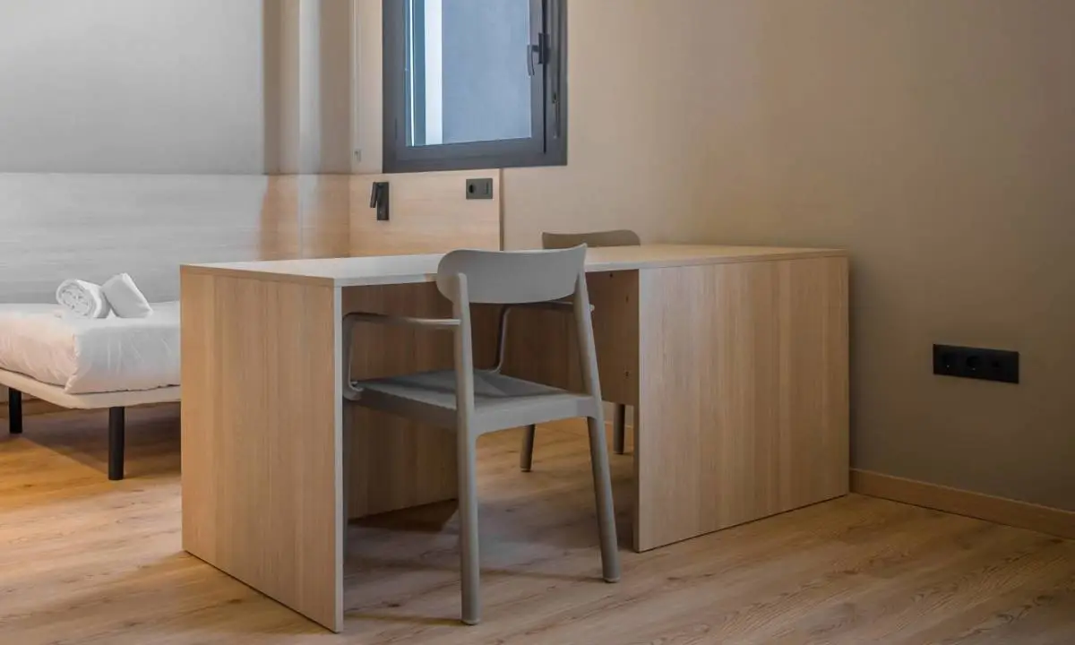Escritorio de carpintería a medida para habitación compartida en residencia de estudiantes