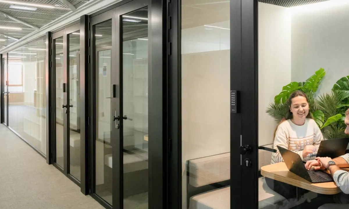 Mamparas de vidrio y aluminio para compartimentación de espacio de oficina