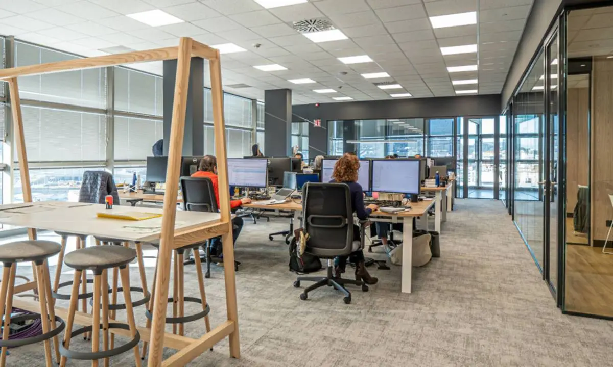 Puestos operativos de trabajo en oficina con mobiliario ergonómico