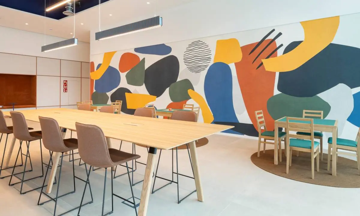 Zona social y de descanso en oficina con mobiliario a medida colaborativo