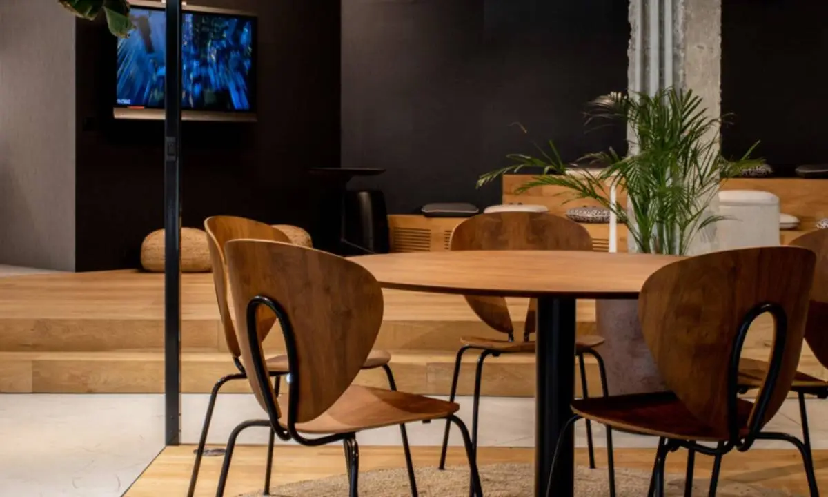 Zona de reunión de oficina con mobiliario de madera