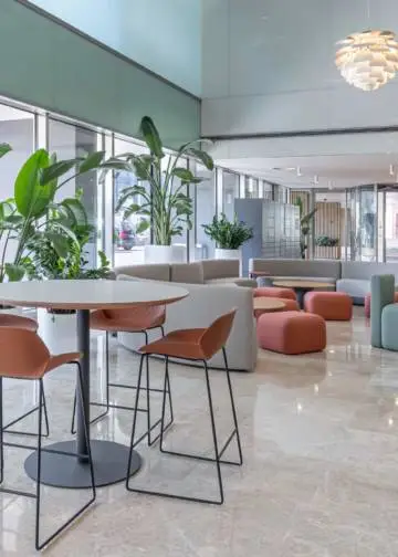 Mobiliario de zonas comunes de edificio de oficinas en Madrid