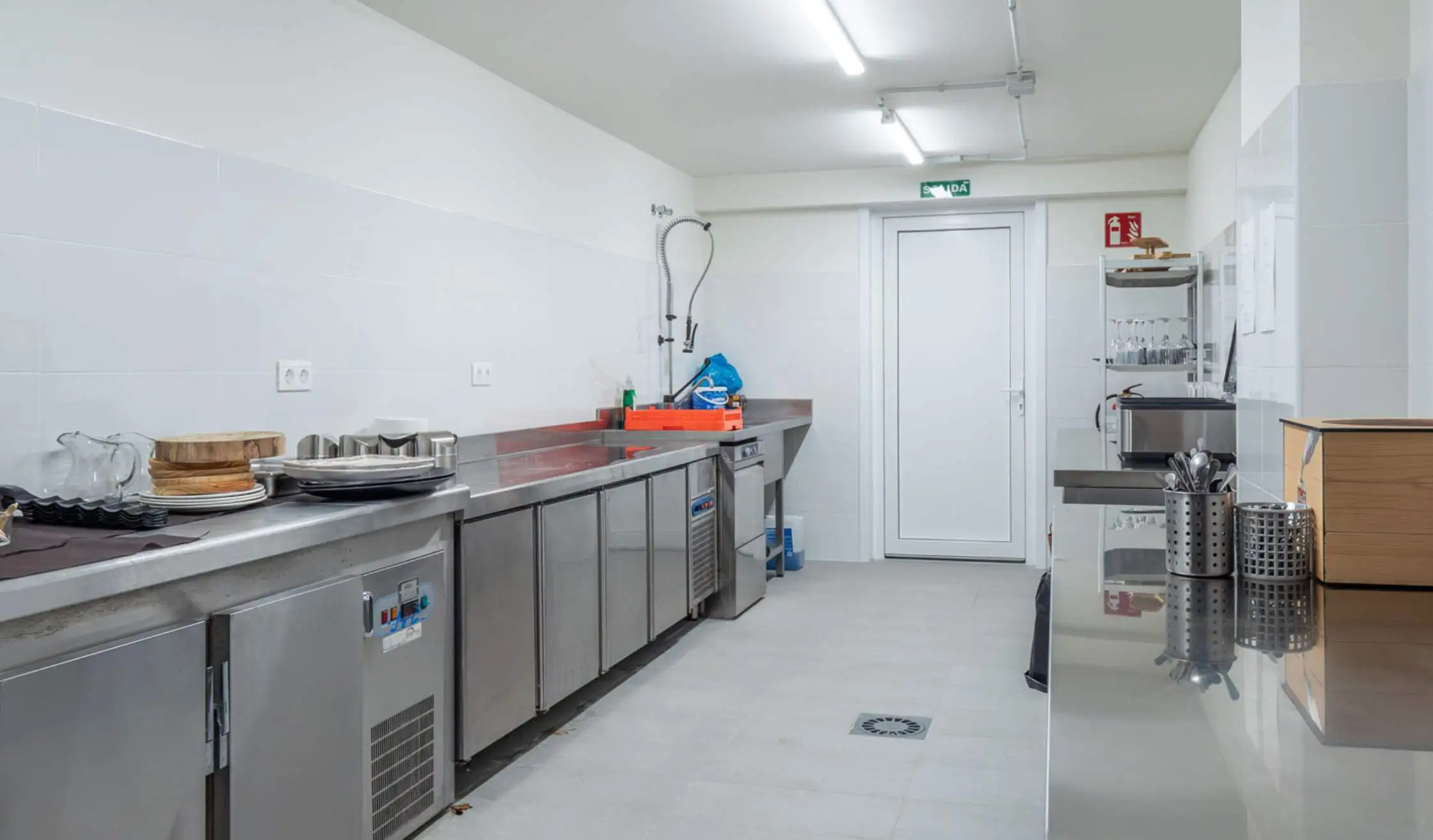Cocina interior de hotel con espacio para catering