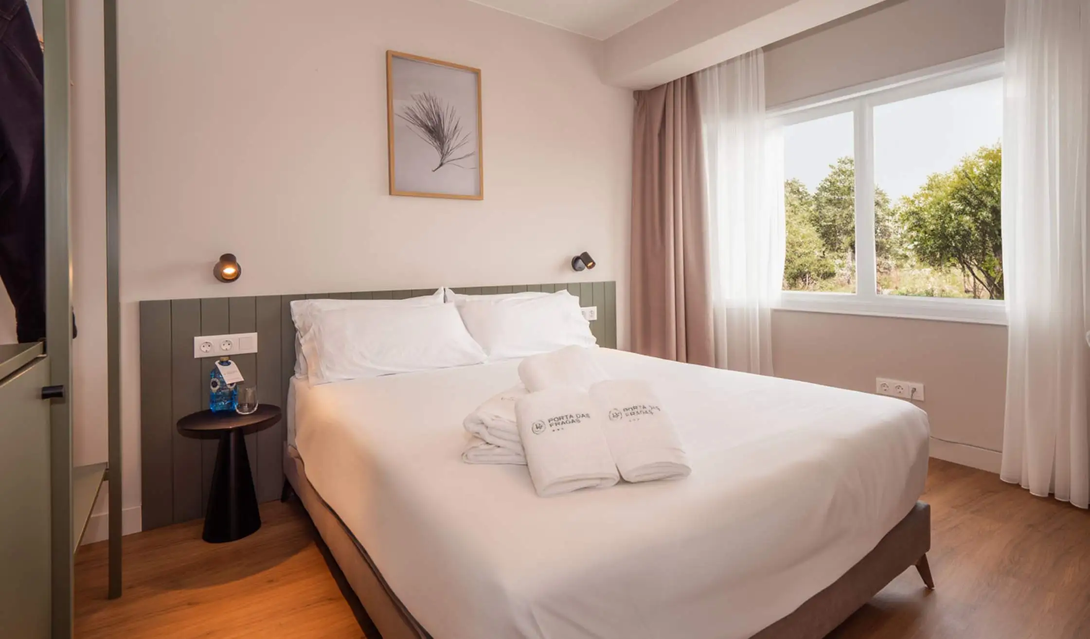 Cama de hotel con capacidad para 50 personas