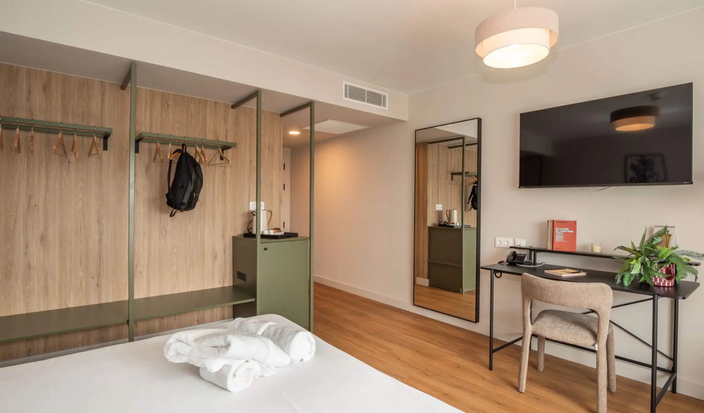 Armario abierto en habitación de hotel con carpintería a medida