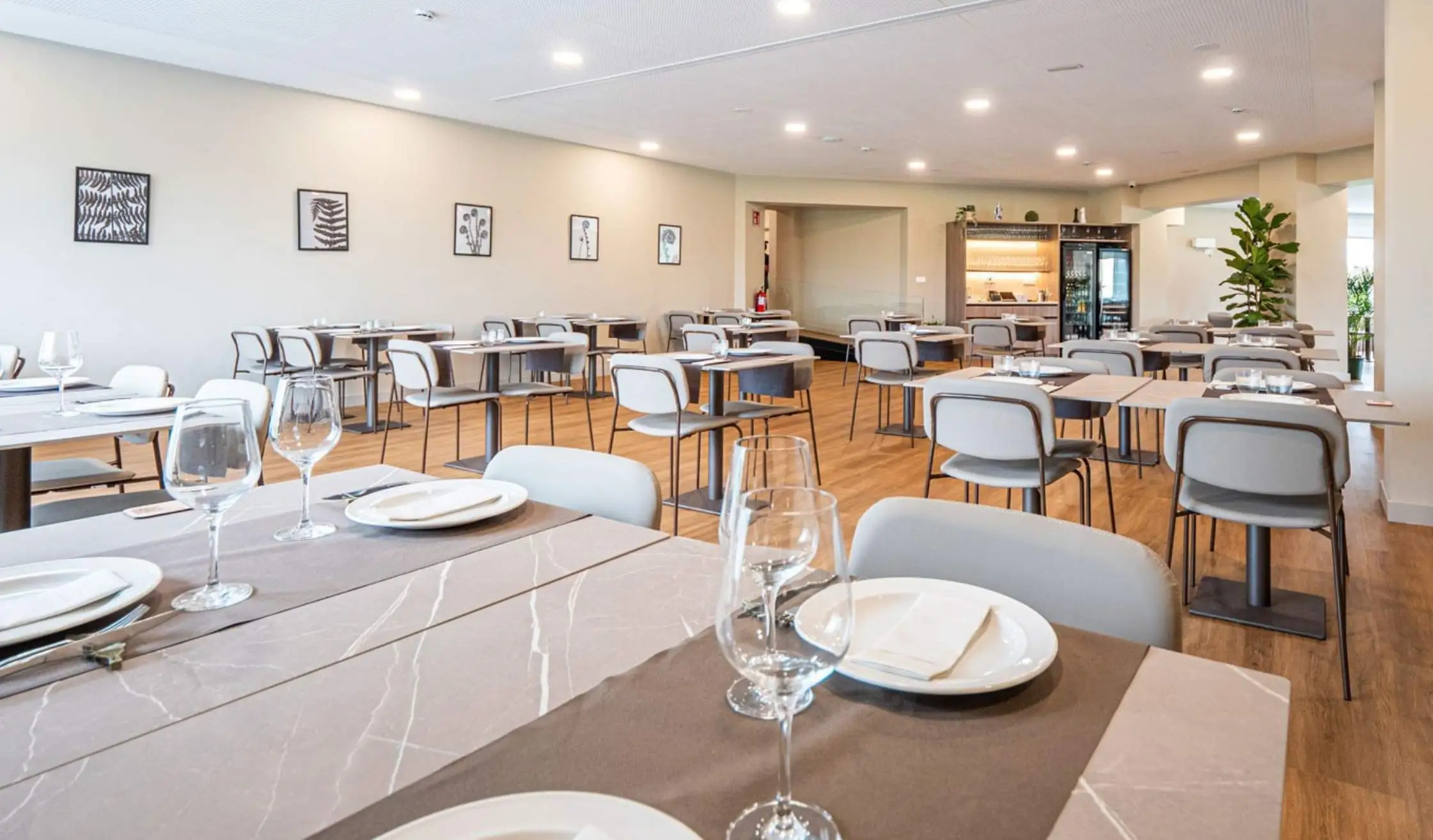 Detalle de comedor de hotel con mesas y sillas