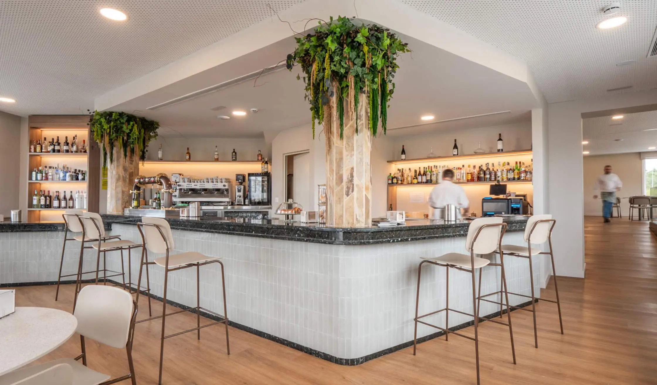 Barra de hostelería a medida en cafetería de hotel