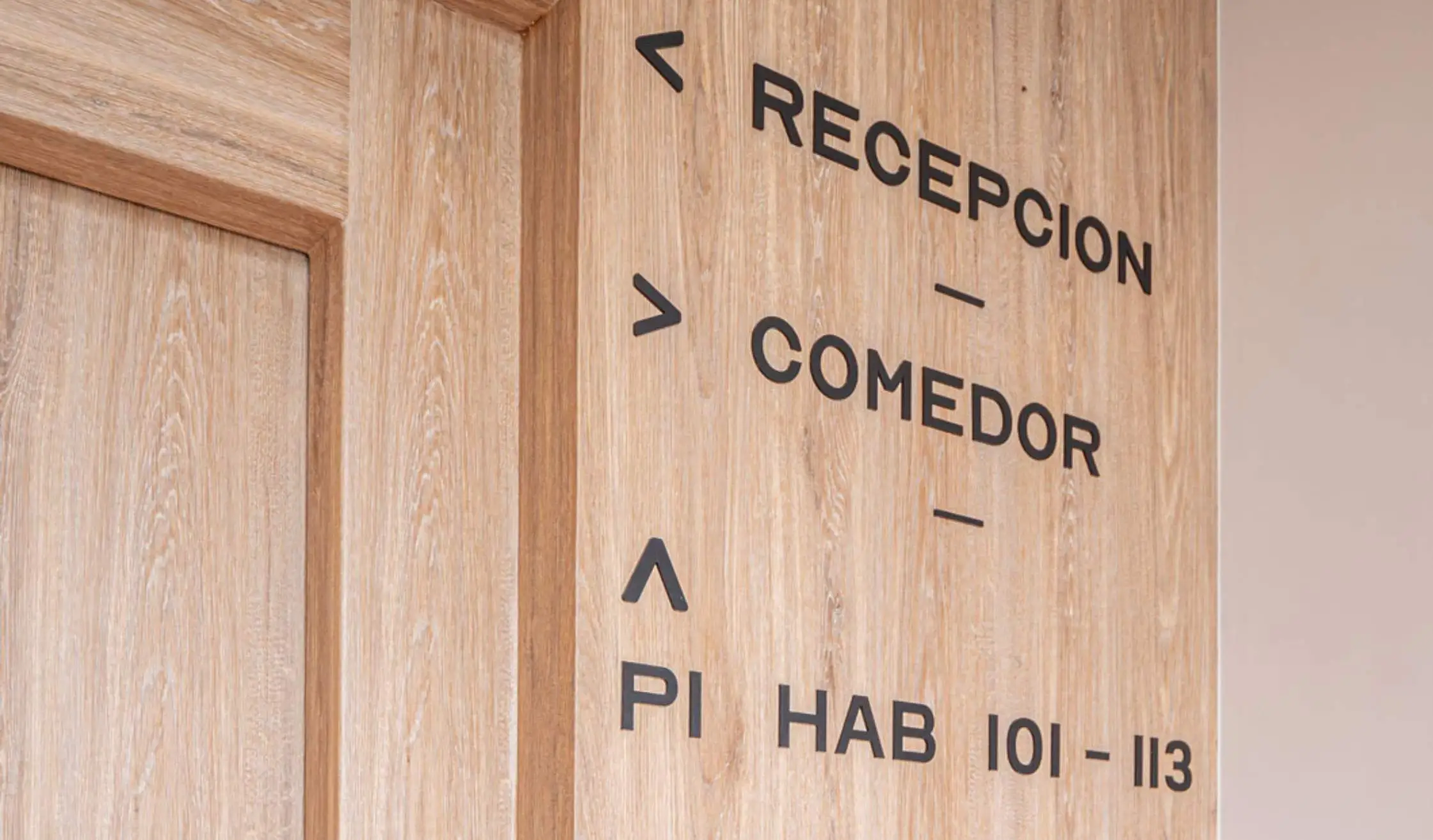 Señalética corporativa para empresa en hotel en Galicia