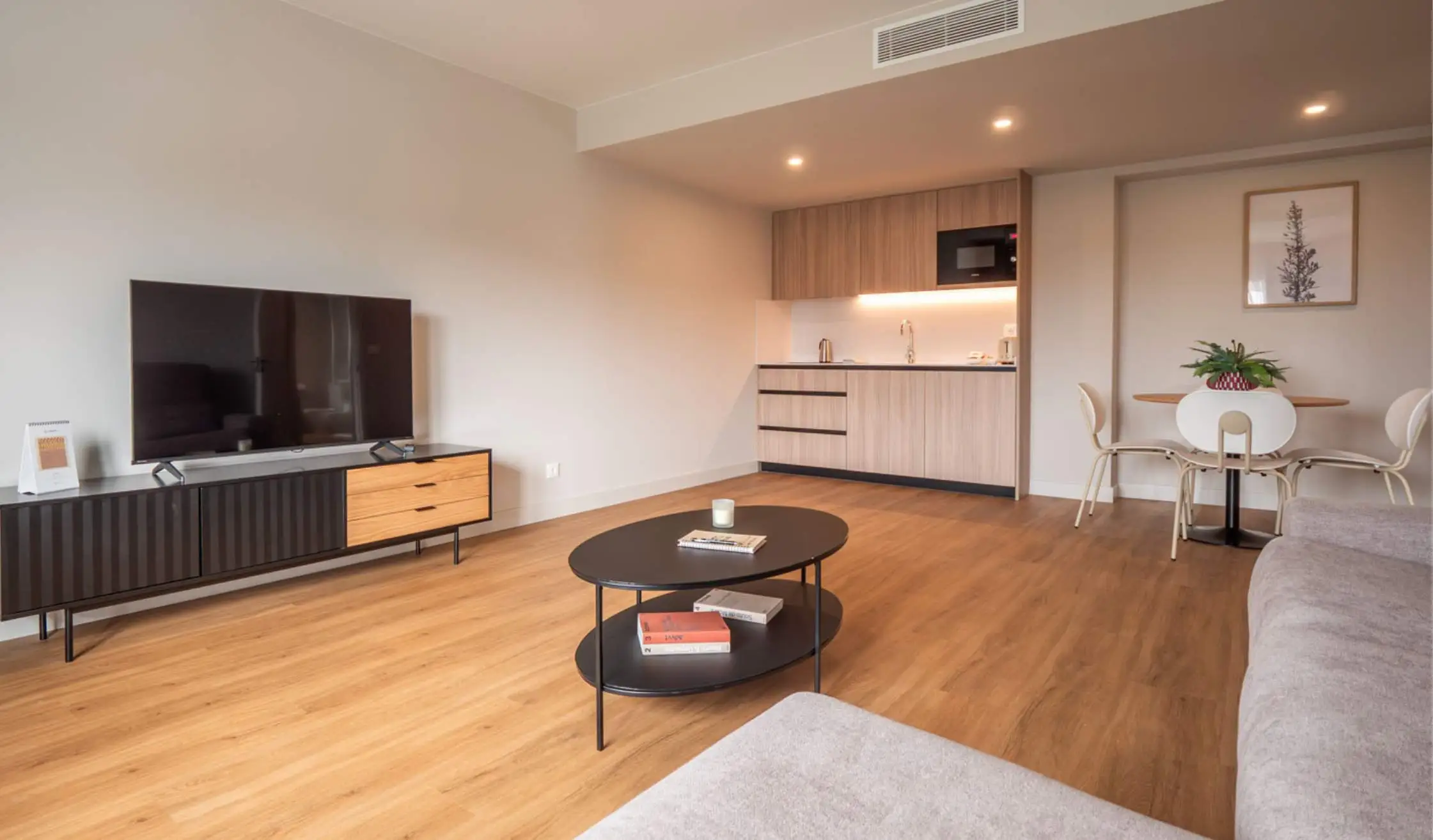 Salón con cocina de carpintería de madera integrada