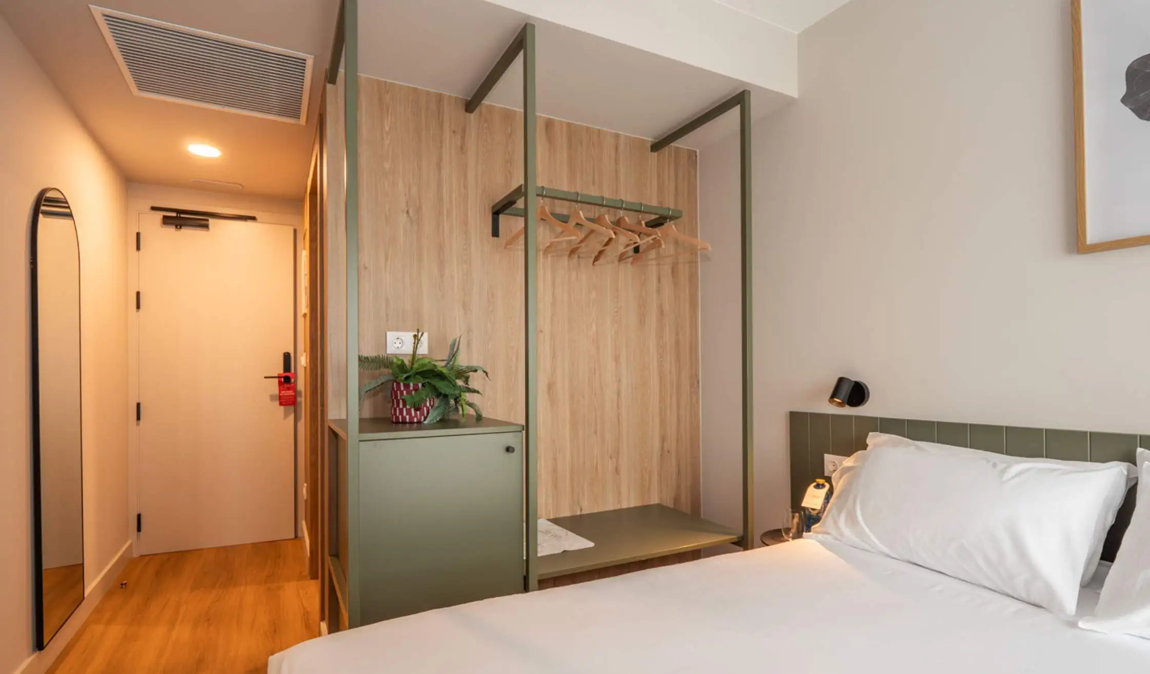 Armario de madera y metal personalizado para habitación de hotel