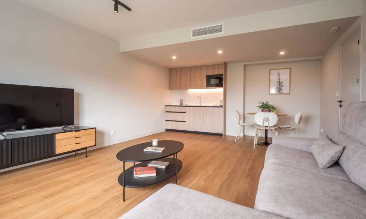 Apartamento en hotel renovado con cocina a medida y salón