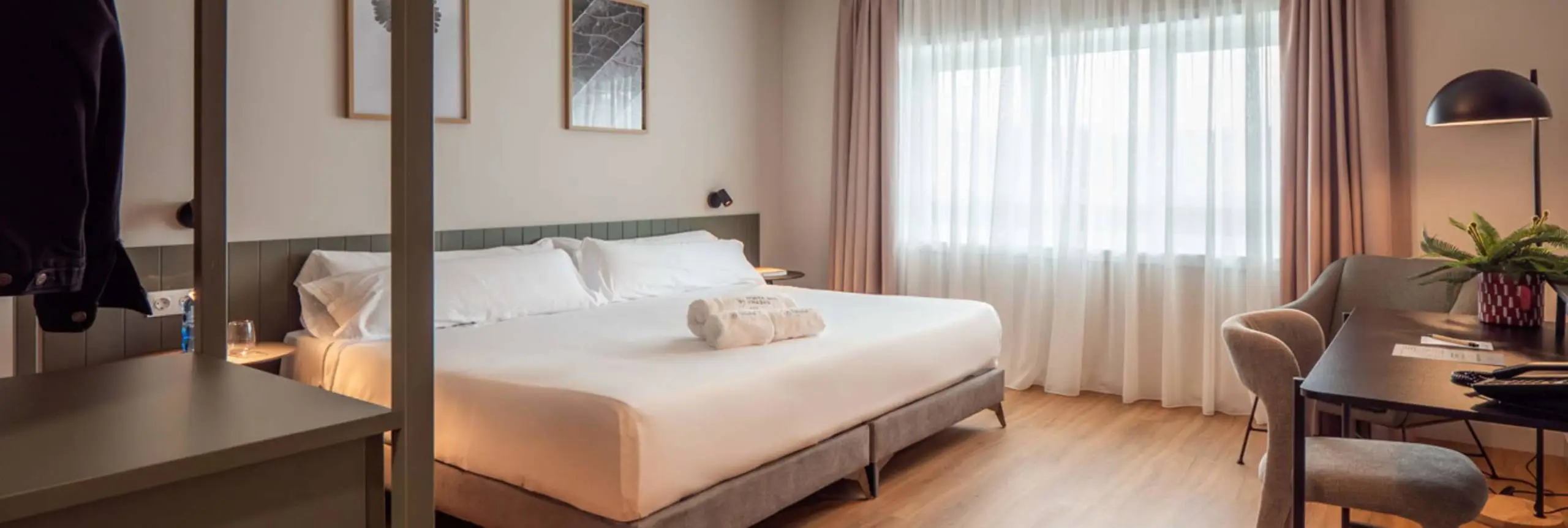 Habitación de hotel en el entorno rural de Galicia con mobiliario moderno