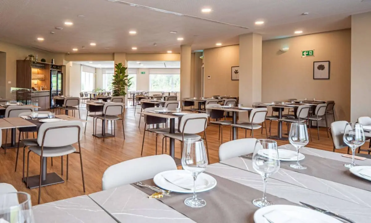 Comedor de zona de desayunos y cafetería de hotel con mobiliario seleccionado