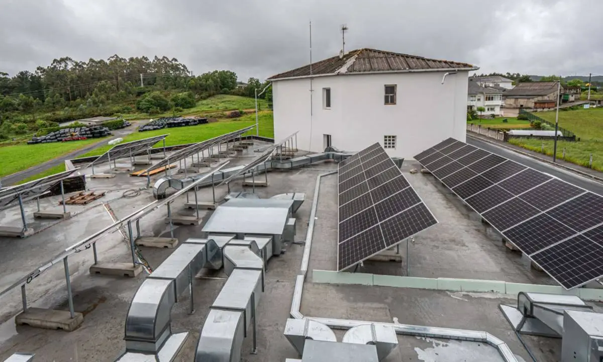 Paneles solares en techo de hotel para eficiencia energética