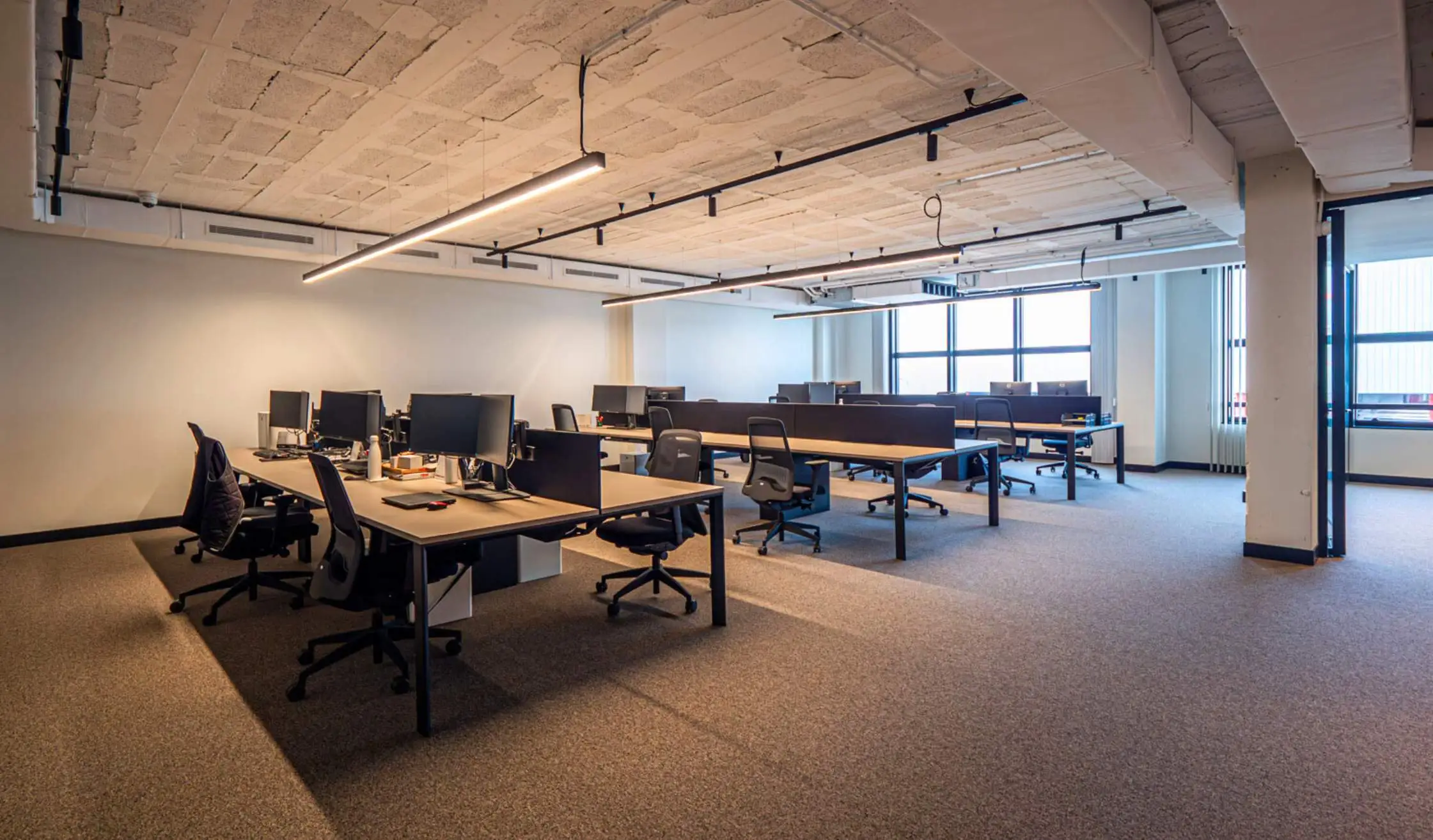 Zona de trabajo individual en oficina flexible