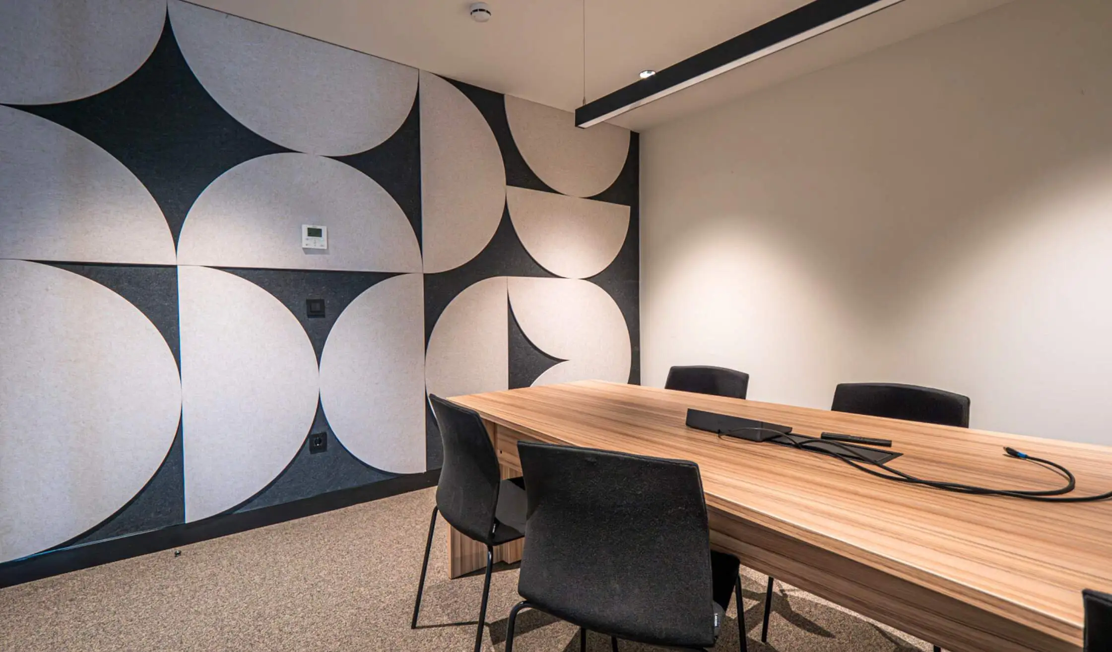 Panelado acústico con mesas de madera a medida